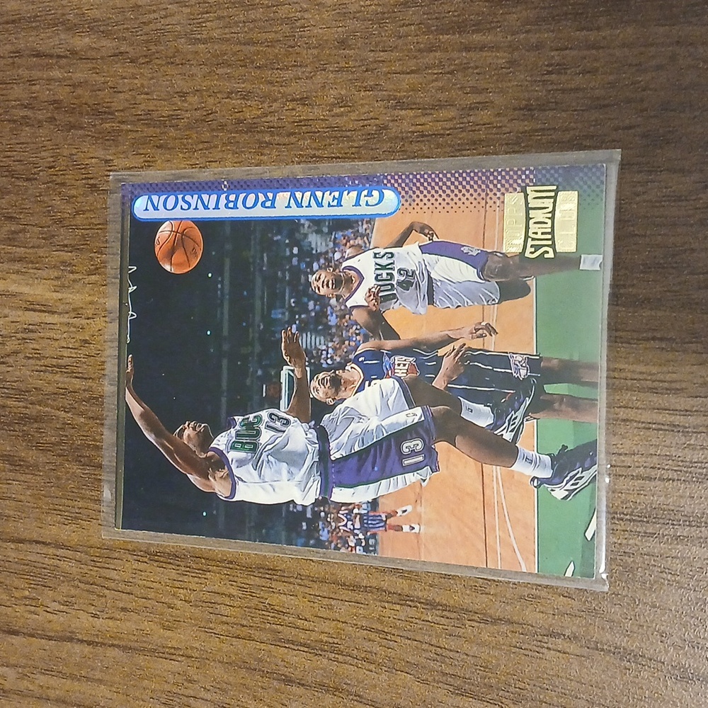 Glenn Robinson bucks 2.5 in / 3.5 in purple white green basketball card purple